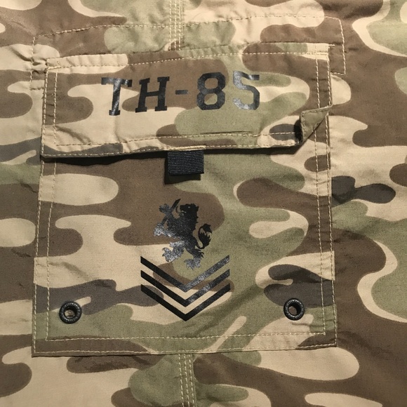 Tommy Hilfiger Camo Board Shorts Mens Medium Hybrid Shorts Swim Boat Fish 9" - Picture 3 of 11